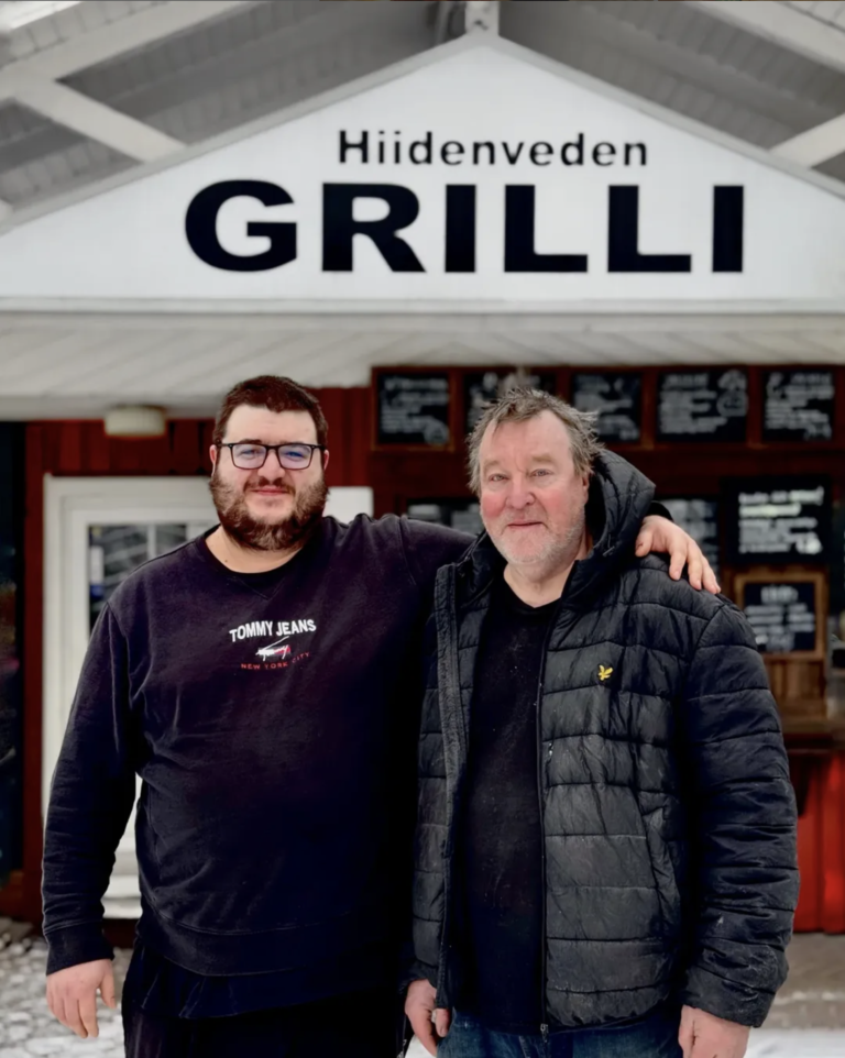 Jyrki ja hanen poikansa Hiidenveden grilli