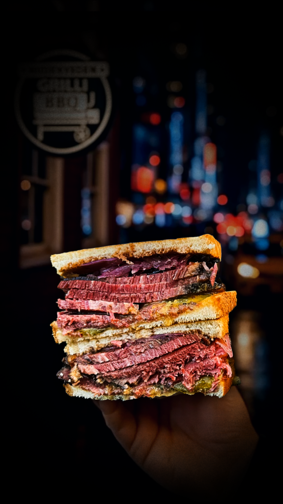 New York pastrami on rye sandwich hiidenveden grillin omalla reseptillä! vanha grillin klassikko.